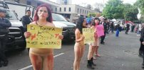 Con poca ropa y ensangrentadas, protestan afuera de plaza de toros contra tauromaquia