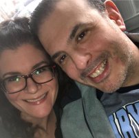 Mujer canta a su esposo mientras él agonizaba antes de morir por COVID19