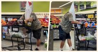 Sujeto causa PÁNICO en el súper tras aparecer con máscara del Ku Klux Klan
