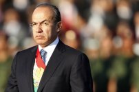 Usuarios le TUNDEN a Calderón por retuitear imagen del 2012 “No más armas
