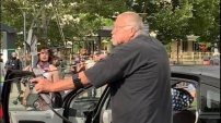 Sujeto dispara flechas a MANIFESTANTES de George Floyd; atina a uno y le ponen una golpiza