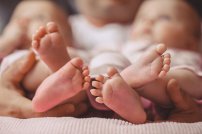 Por irse de FIESTA cuatro días, PAREJA deja a sus bebés gemelos solos y uno muere de HAMBRE
