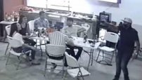 Entra a ROBAR casa y lo SORPRENDE grupo de amigos (VIDEO)