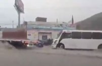 Chófer de camión se viste de HÉROE y salva a una FAMILIA de inundación (VIDEO)