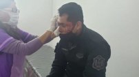 Jugadores de Fútbol AGREDEN a policías tras intentar detener Partido por PANDEMIA