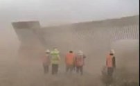 Muro Fronterizo de Trump se DERRUMBA; NO resistió los vientos del Huracán ´Hanna´