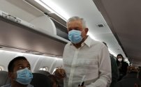 Con todo y cubrebocas sorprenden a AMLO durante vuelo rumbo a Acapulco