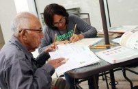 Adultos mayores APROVECHAN clases de Aprende en Casa para ´terminar´ la escuela