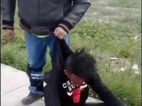 “Tenemos a la rata, aquí en Zumpango para que lo hagan viral”, vecinos presumen golpiza a ratero