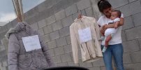 Captan a MAMÁ desesperada que cambia ROPA por PAÑALES en la calle